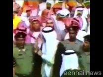 فيديو قديم للملك سلمان وهو يُوبّخ أحد مرافقيه يعود للواجهة بعد إعفاء الطبيشي