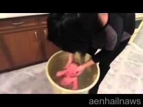 خادمة تعذب طفل رضيع أثناء الاستحمام (فيديو)