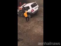 فيديو: اشتعال سيارة ورجل أمن ومواطن يخاطران لإخراج قائدها رغم النيران