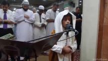 طفل دون الخامسة يؤم المصلين في التراويح ويُدهشهم بصوته الشجي (فيديو)
