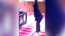 فيديو: تركي يتمكن من إتمام صلاته رغم محاولات طفله التسلق على ظهره