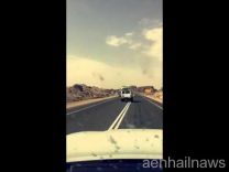 فيديو مروع لـ “جيب” حاول ممازحة “شاحنة” فكاد يتسبب بكارثة