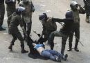 المصري يضربون ويسحبون فتاة ويتركونها عارية #بالفيديو والصور .. جنود الجيش