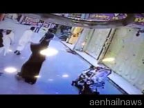 فيديو … فتاة تهاجم ” متحرشاً ” بعصا مكنسة في أحد الأسواق