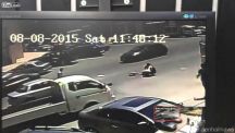 بالفيديو:   سيارة مسرعة تصدم فتاتين أثناء عبورهما الطريق