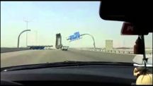 فيديو: سائق شاحنة متهور يحطم إحدى لوحات الطرق السريعة