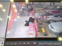 بالفيديو: محاولة فاشلة من شاب لسرقة مواطنة أمام أحد المحال التجارية