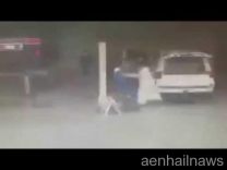 بالفيديو.. مقطع “إعتداء عنيف على رجل فى مغسلة سيارات