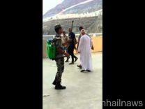 حاج يوثق فيديو لـ”شهامة” رجل أمن سعودي