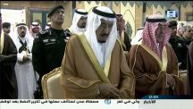 فيديو: خادم الحرمين يؤدي صلاة الميت على الأمير نواف بن عبدالعزيز