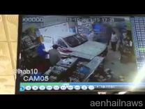 بالفيديو _ بحائل سيارة تقتحم محل تجاري وتصطدم بطفل وإمراه