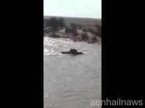 بالفيديو: جيب شاص يتحدى السيول وبالأخير يجرفه السيل