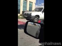 بالفيديو: سيارة تحمل فوق سقفها أخرى أكبر منها في طريق رئيسي