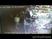 بالفيديو: ( سروق ) يقبل المصحف أثناء سرقته لخزينة محل