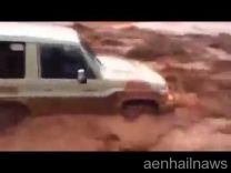 بالفيديو … إنقلاب مهايطي بجيب ربع يطعس بالنفود وسط السيل