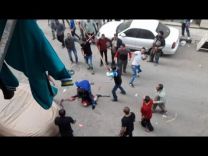 بالفيديو: رجل يذبح زوجته في الشارع أمام المارة