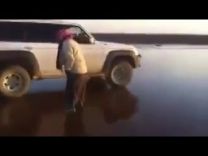 بالفيديو: بحيرة ماء تتجمد في حائل ومواطن يقود سيارته فوقها