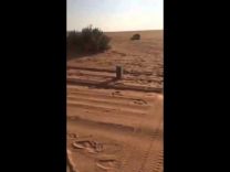 بالفيديو… سيارة “لكزس” تهوي بصاحبها في حفرة عميقة بالبر