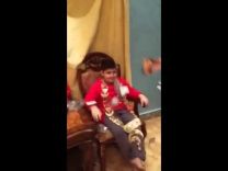 بالفيديو: مهايطية تستعرض ذهبها ونقودها على ارقاب أطفالها