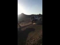بالفيديو: جيب يعجز عن سحب جمل بالصحراء رفض السير معه