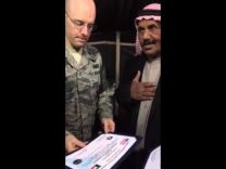 بالفيديو: الجيش الأمريكي يكرّم  ( الشمري )  في الكويت أعدَّ لهم وليمة فاخرة