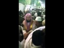 بالفيديو:آلاف يسيرون خلف إمام الحرم آل طالب بالهند لمصافحته