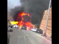 فيديو: لحظة انفجار سيارة بالمملكة بالقرب من متجمهرين
