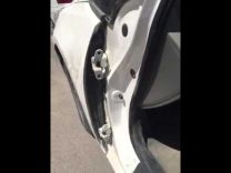 بالفيديو: سرقة باب سيارة
