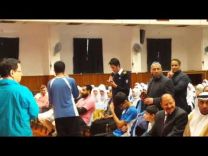بالفيديو … طالب صيني يقلّد صوت إمام الحرم “المعيقلي” ثم يعانقه باكياً