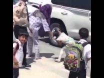 بالفيديو:خادمة تجر طفلة صغيرة من ( قرنها ) في الشارع أثناء اخذها من المدرسة
