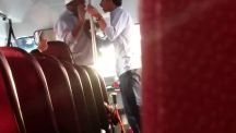 بالفيديو:شاب يقتحم حافلة طالبات ويتهجم على سائقها