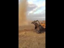 بالفيديو: خروج نافورة رمال من أحد الآبار