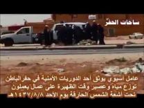 بالفيديو: سيارة شرطة توزع ماء وعصير على عمال يعملون في حر الظهيرة