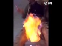 بالفيديو …. مهايطي صيني يشعل النار بسرواله بالغلط