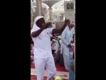 بالفيديو: شاب يرحب بزائري الحرم النبوي على الإفطار بقبلات على الجبين