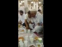 بالفيديو   … لفتة إنسانية لشاب يطعم رجلاً بلا يدين