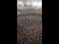 فيديو يوثق مشهداً مهيباً للطائفين في ليلة ختم القرآن