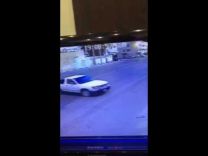 بالفيديو: لص يقتحم محل جوالات وصيدلية وينهبها بعد تحطيم واجهتها بالسيارة