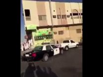 بالفيديو : مفحط يصدم دورية وسيارة متوقفة ويلوذ بالفرار