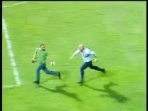 بالفيديو :حسام حسن يطارد مصور أثناء مبارة كرة قدم ويعتدي عليه بالضرب عقب تعادل فريقه