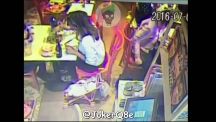 بالفيديو: لحظة سرقة حقيبة فتاة كويتية في مطعم بـ لندن