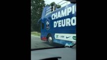 بالفيديو :”حافلة الأبطال” تعرض مسؤولي كرة القدم الفرنسية لموجة من السخرية
