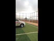 بالفيديو: شاب يقود مركبته على أرض ملعب مجهز ويعبث بالممتلكات العامة