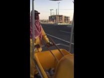 بالفيديو:  أول بلدية بالعالم تزود عربات عمال النظافة بمظلات واقية من الشمس
