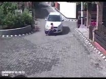 بالفيديو: طفلة تنجو بأعجوبة بعد أن دهستها سياره