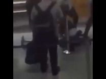 بالفيديو: مسافر يتشاجر مع شرطة مطار فرانكفورت بسبب حجاب زوجته!