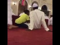 بالفيديو …  ماذا فعل هذا الطفل بوالده في المسجد عندما لاحظ بأنه منهك