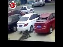 بالفيديو: رجل يسقط من مبنى فوق سيارة و قام وكأن شيئاً لم يكن