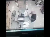 فيديو: شخصين يسطون على صيدلية بالساطور