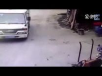 بالفيديو: طفل يدخل تحت شاحنة وينجو